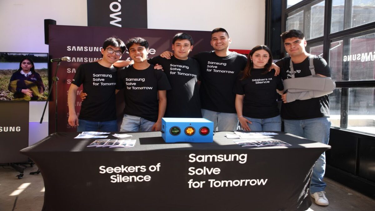 Foto del equipo ganador solve for tomorrow con su proyecto Seekers of silence